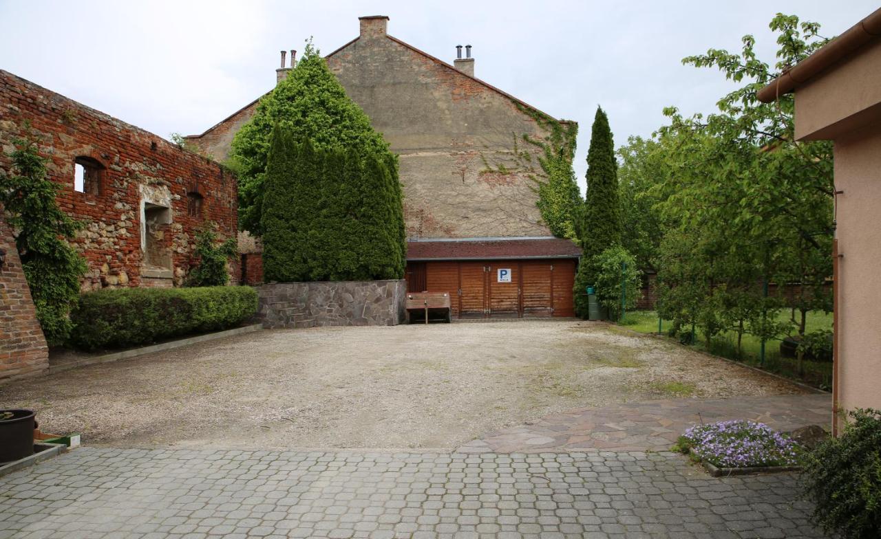 Penzion U Vlku Valtice Exterior foto